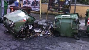 Cassonetti della spazzatura bruciati